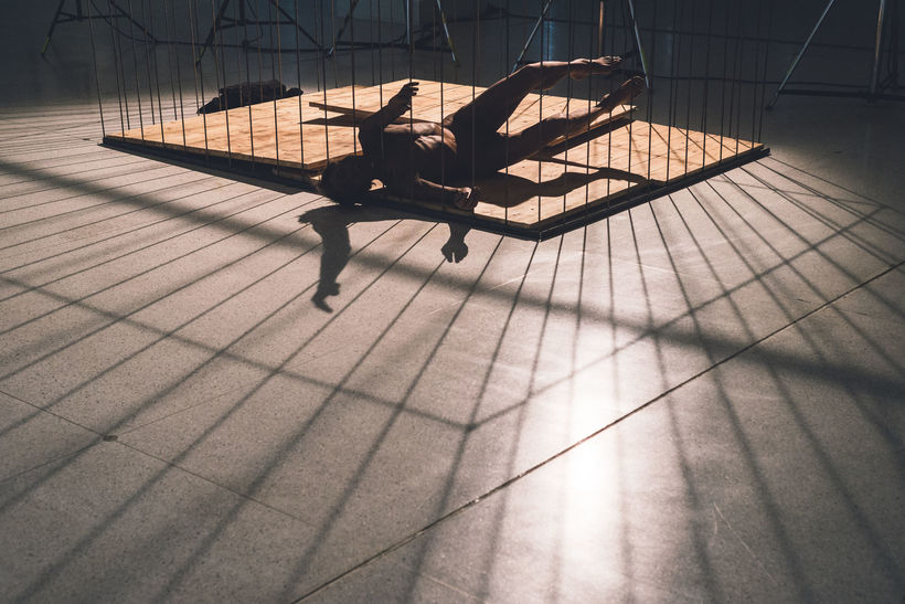 Min Tanaka - Locus Focus – tanec trvající jeden týden v instalaci Národní Galerie (Divadlo Archa 2017) . Foto: Jakub Hrab.